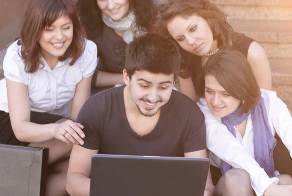Close-up. groepen van studenten met een laptop — Stockfoto
