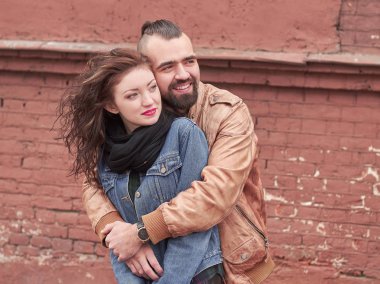 kapatın. Sevgili kız arkadaşı sarılma şık adam .