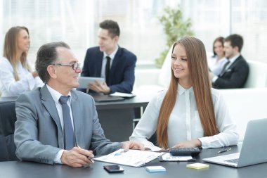 Pazarlamacı ve kağıt grafiklerle çalışma Yöneticisi takım.