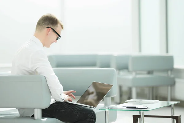 Uomo d'affari che lavora su laptop nel suo ufficio — Foto Stock