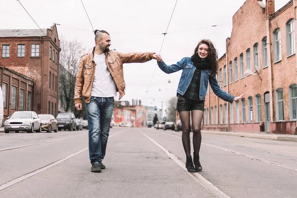 Felice coppia amorevole a piedi sulla pista del tram — Foto Stock