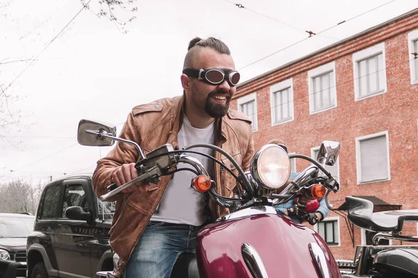 Motero guapo hombre sentado en su motocicleta —  Fotos de Stock