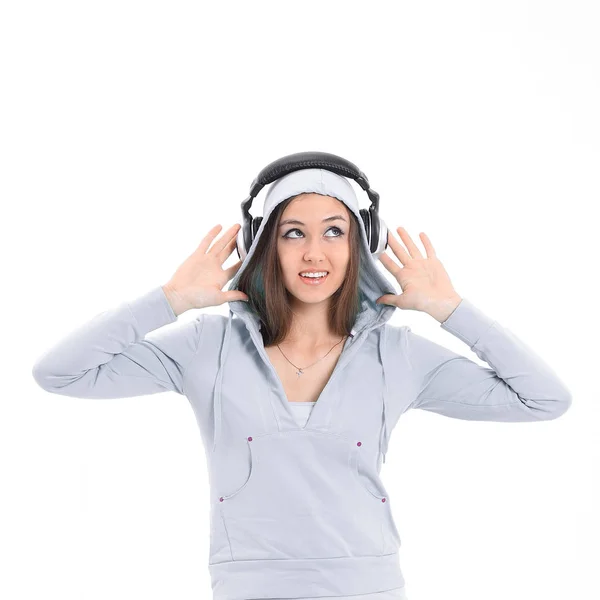 ヘッドフォンで音楽を聴いている若い女性は — ストック写真