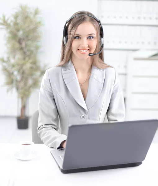 Mujer de negocios con auriculares trabajando en el ordenador portátil. — Foto de Stock