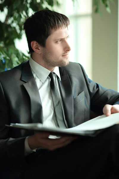 Close-up. lachende zakenman een bedrijfsdocument lezen — Stockfoto