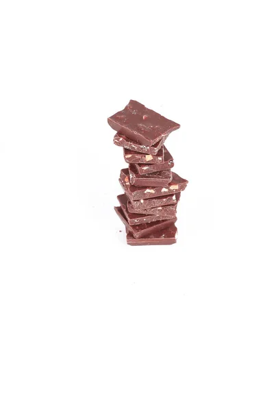 Segmenten van de originele chocolade met nuts.isolated op wit — Stockfoto