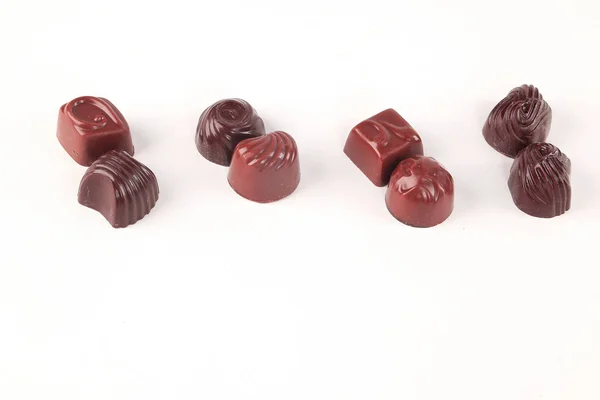 Poucos chocolates isolados em white.photo com espaço de cópia — Fotografia de Stock