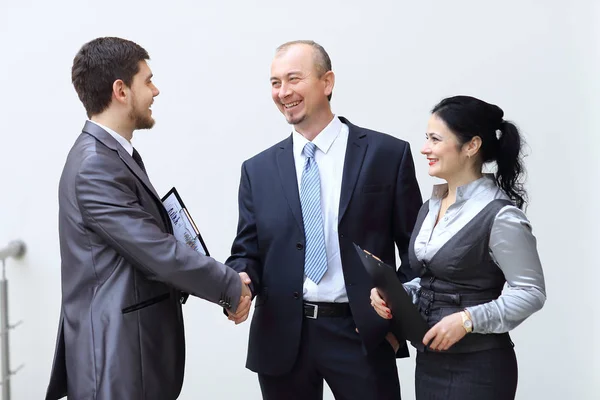 Close up. Business man handshake with business woman. Концепция сотрудничества — стоковое фото