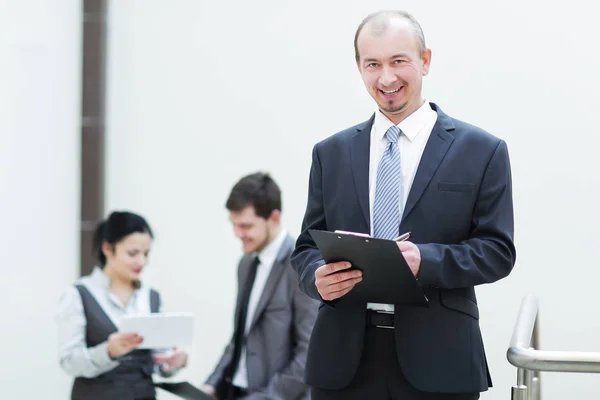 Close up. businessman taking notes in clipboard — Stock Photo, Image