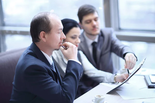 Equipo de close up .business sentado en Desk. foto con espacio de copia — Foto de Stock