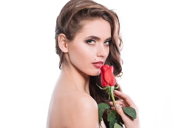 Retrato de mujer glamorosa con rosa roja. aislado en blanco —  Fotos de Stock