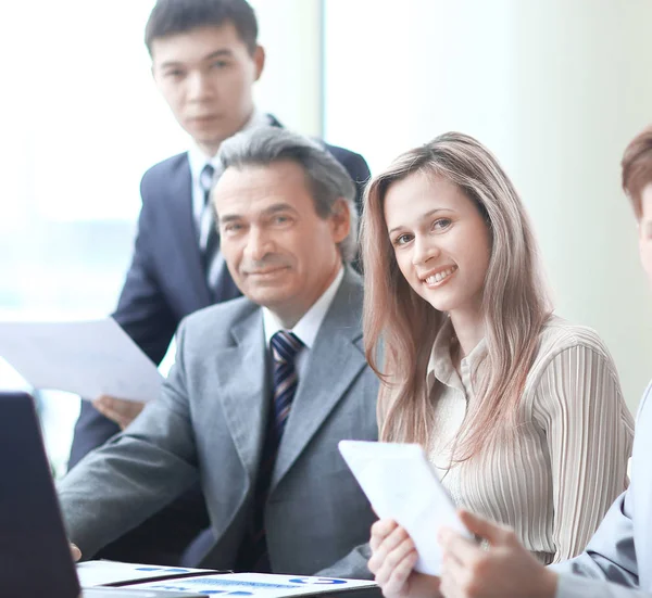 Close up.portrait de un equipo de negocios en el lugar de trabajo en la oficina — Foto de Stock