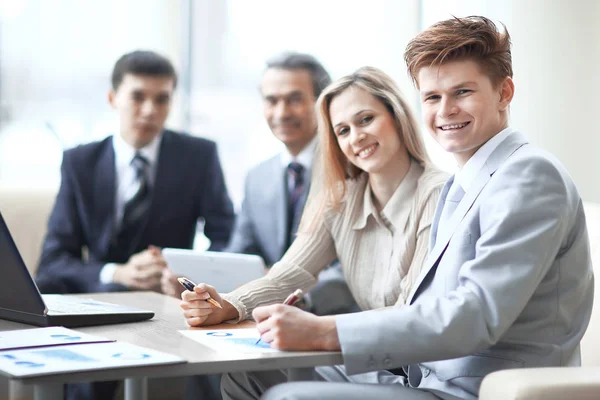 Close-up van business team werkt samen met de financiële planning op de werkplek op kantoor — Stockfoto