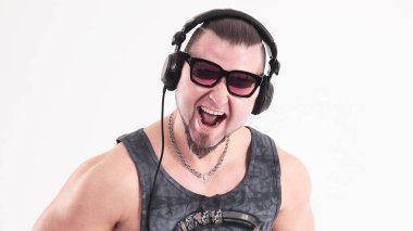 DJ-rapçi kulaklıklar. beyaz arka planda yalıtılmış