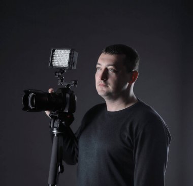 siyah arka plan üzerine bir camera.isolated ile profesyonel fotoğrafçı