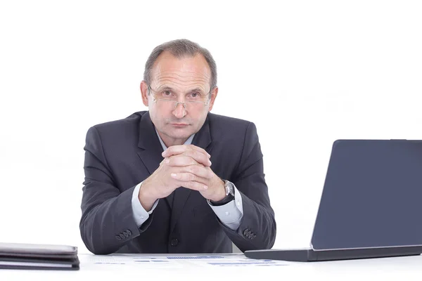 Nahaufnahme. Geschäftsmann sitzt an seinem Schreibtisch — Stockfoto