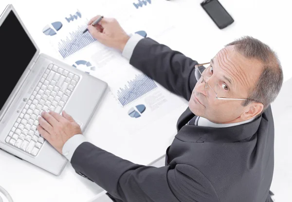 Top view. responsible businessman looking at the camera — Stock Photo, Image