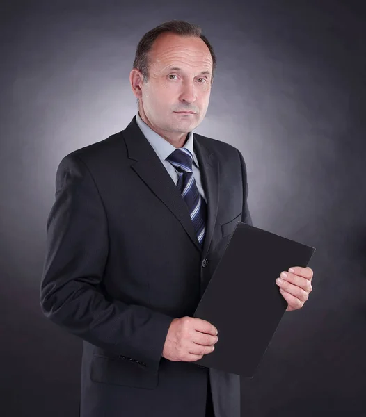Uomo d'affari responsabile con appunti. isolato su nero — Foto Stock