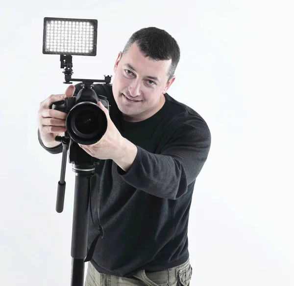 Fotógrafo profesional de pie cerca del trípode aislado en blanco — Foto de Stock