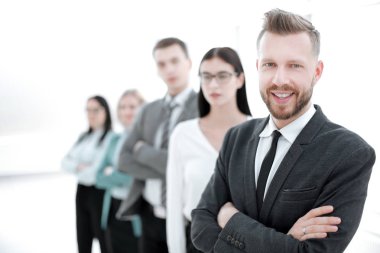 İş adamlarının önünde duran kendine güvenen bir iş adamı.