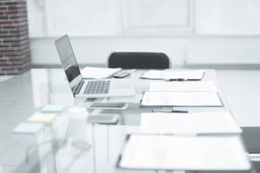 Laptop ve Pano üstünde okul sırası içinde kopya alanı ile office.photo