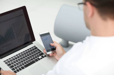 yakın çekim. işadamı finansal veriyi denetlemek için araçları kullanma