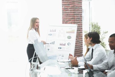 Konferans odasında yeni bir mali proje hoparlör sunar