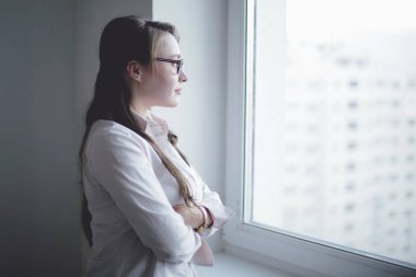 Ofis pencereden dışarı bakarak executive iş kadını