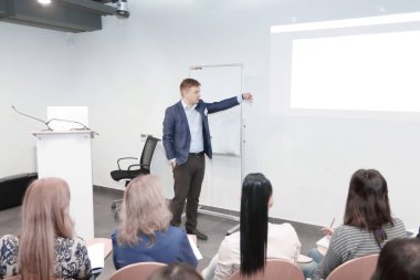 Ayakta ve tüm iş konferans salonu toplantı üzerinde hoparlör
