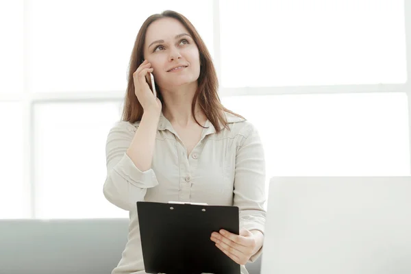 Close up.businesswoman falando em seu telefone celular em seu local de trabalho — Fotografia de Stock