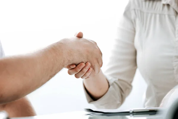 Närbild. handslag för en affärsman och affärskvinna. — Stockfoto