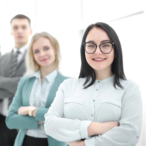 Femme d'affaires confiante debout devant son équipe d'affaires — Photo