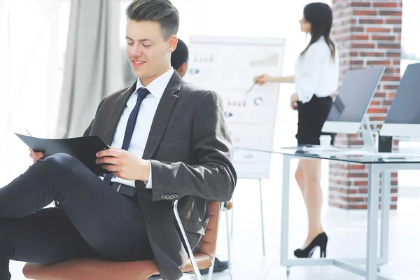 Employés sur le lieu de travail dans le bureau — Photo