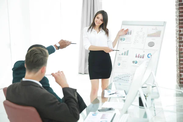 Business woman making a report to the business presentation — Stock Photo, Image