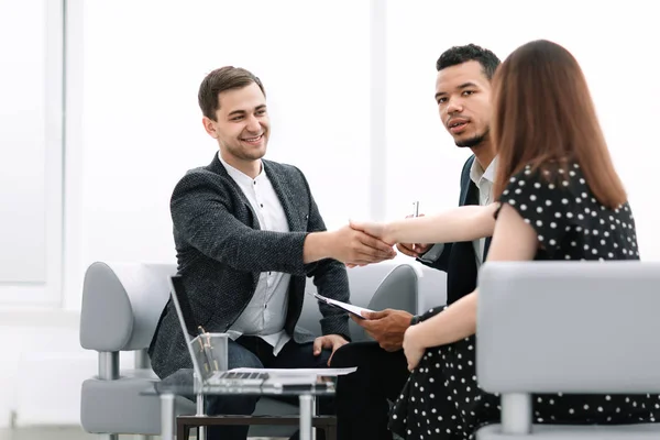 Jonge zakenpartners schudden handen voordat u begint een zakelijke bijeenkomst — Stockfoto