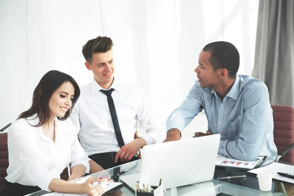 Equipo de negocios discutiendo temas de negocios en la oficina. — Foto de Stock