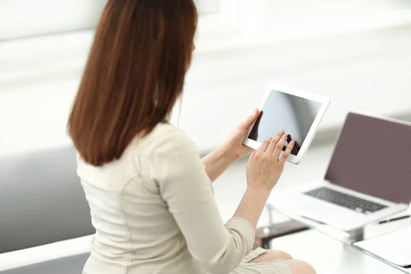 Бізнес-леді з цифровим планшетом на робочому місці . — стокове фото