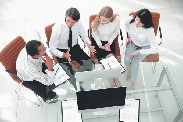 Equipe de negócios discutindo um conceito de negócio document.the. — Fotografia de Stock