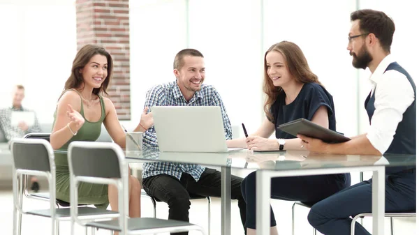 Equipo empresarial joven discute nuevas ideas en una reunión de trabajo . —  Fotos de Stock