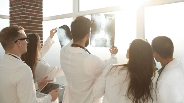 Grupo de médicos discutiendo la radiografía de los pacientes — Foto de Stock