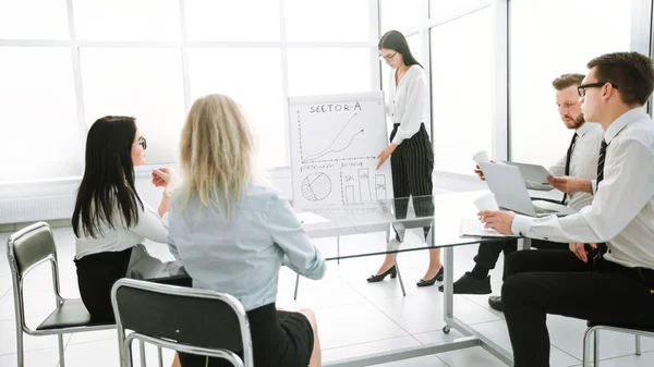 Empresaria discute con el equipo de negocios una nueva estrategia de negocio . — Foto de Stock