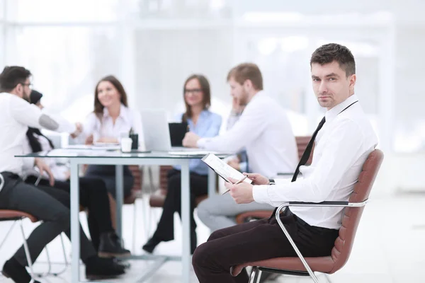 Młody biznesmen czytanie dokumentu, siedząc w swojej koncepcji office.business — Zdjęcie stockowe