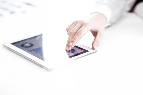 Close up. Geschäftsmann mit digitalem Tablet. Foto mit Kopierraum — Stockfoto