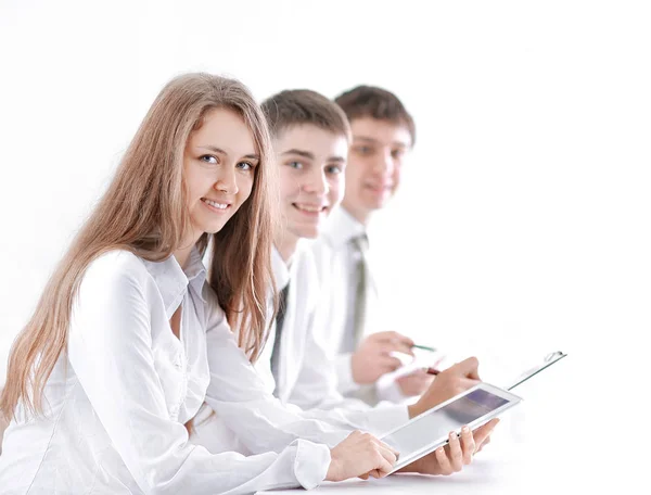 Close up.young equipe de negócios sentado na mesa — Fotografia de Stock