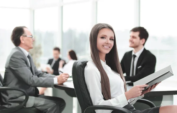 Executiva mulher de negócios com área de transferência escritório moderno — Fotografia de Stock