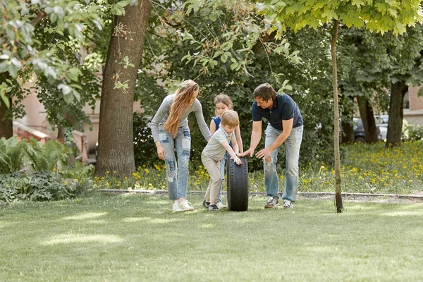 Счастливая семья, играющая во дворе дома — стоковое фото