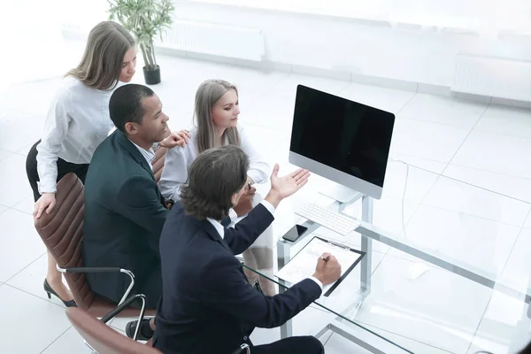 Equipe de negócios discutindo um novo plano de negócios — Fotografia de Stock