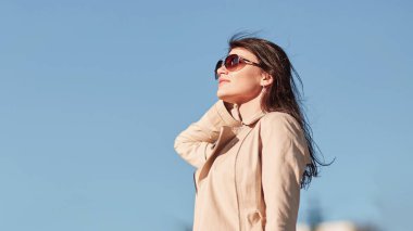 genç kadın modern ofis binasında arıyorum