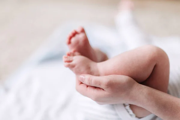 Moeders handen zorgvuldig houden van babys voet met tederheid — Stockfoto