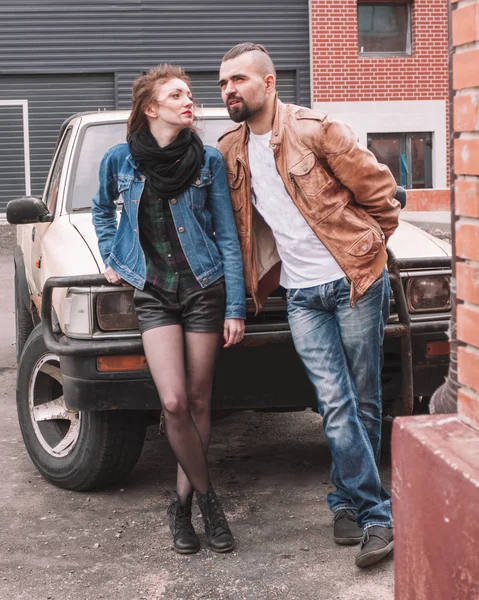 Junges Paar steht neben dem Auto auf dem Stadtparkplatz — Stockfoto